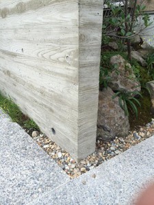 木目のコンクリート擁壁